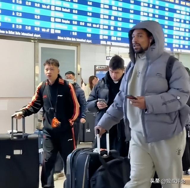 爱游戏-胡明轩领衔三名国手缺席！广东抵达呼和浩特 残阵再战上海引关注